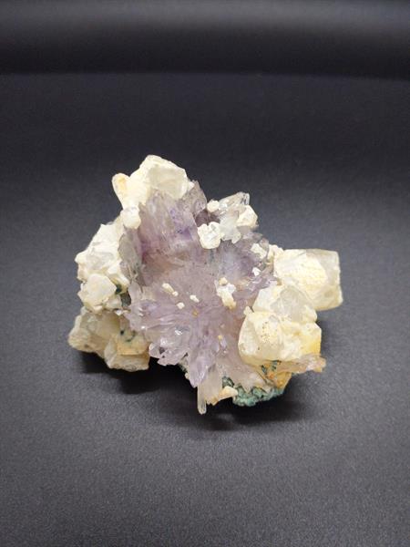 Quartz var., Amethyst / Calcite