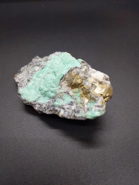 Beryl var. Emerald / Pyrite