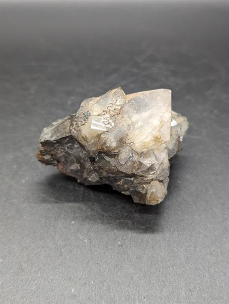 Quartz / Pyrolusite / Goethite