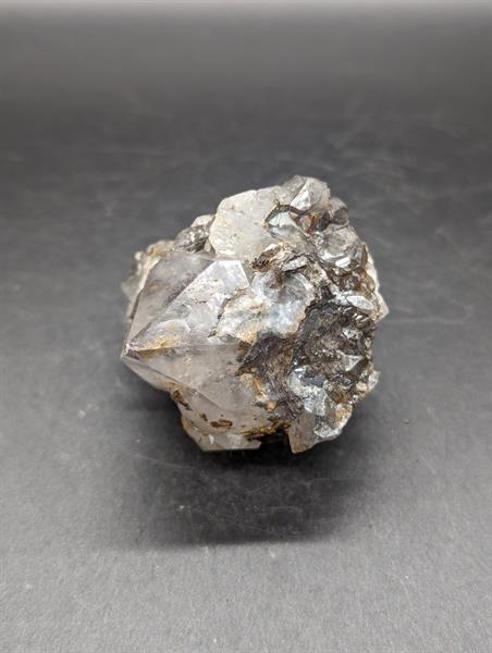 Quartz / Pyrolusite / Goethite